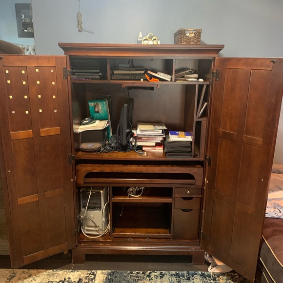Computer desk/ armoire - Picture 3 of 3